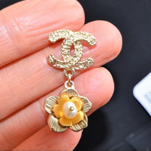 SOLD NEW  CHANEL Gold Cc Camellia 2018 Cruise - Picture 5 of 7